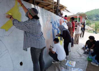 Creavill, Mural Bandung, dan ITB Press Kolaborasi Angkat Potensi Kampung Merak Dampit