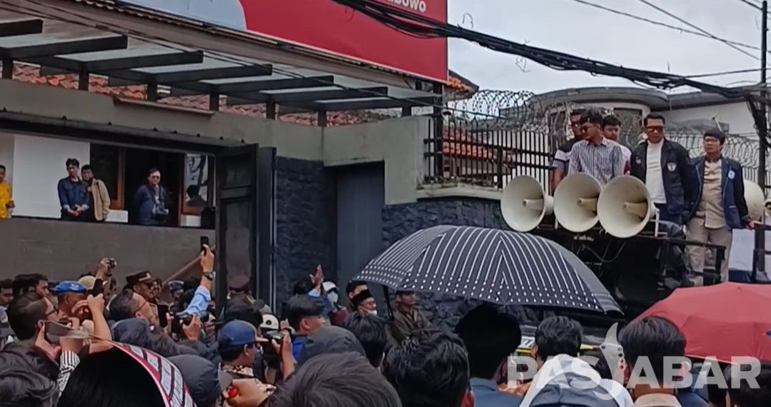 Ratusan Mahasiswa Jabar Aksi Tuntut 11 Poin Pada Prabowo Gibran
