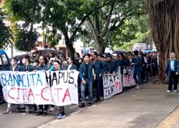 Buntut Kisruh UKT ITB Viral Ratusan Mahasiswa Datangi Rektorat ITB