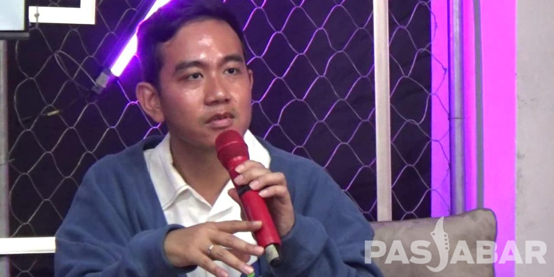 Gibran Rakabuming Temui Pelaku UMKM Kreatif Sekaligus Makan Seblak di Bandung