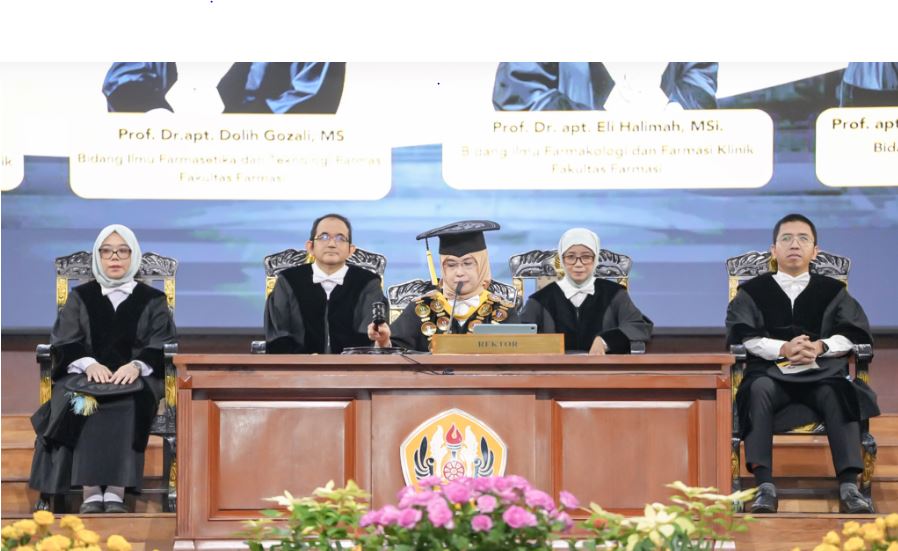Rektor Unpad Kukuhkan 14 Guru Besar Baru di Kampusnya