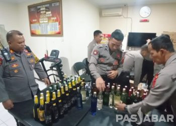Ratusan Botol Minuman Keras Ilegal Dirazia Petugas Jelang Malam Tahun Baru