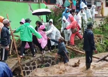 Akibat Longsor di Hulu Sungai, Kampung Cibodas Lembang Terendam Lumpur