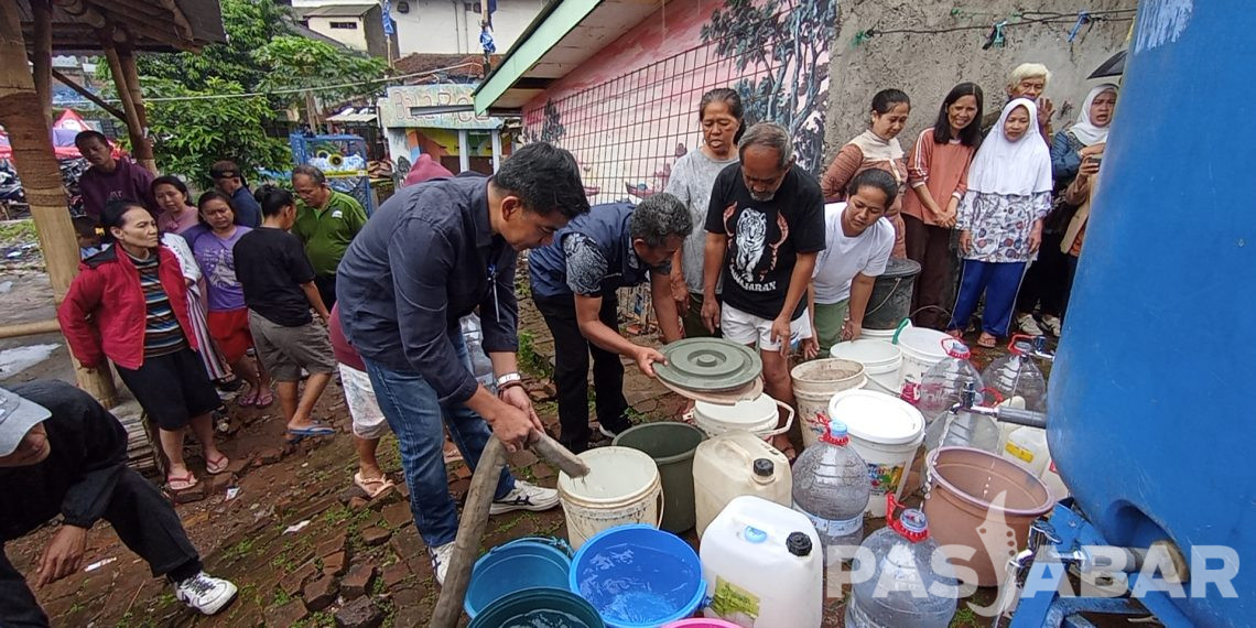 Warga Braga Bandung Dapat Bantuan Air Bersih dari PDAM Tirtawening