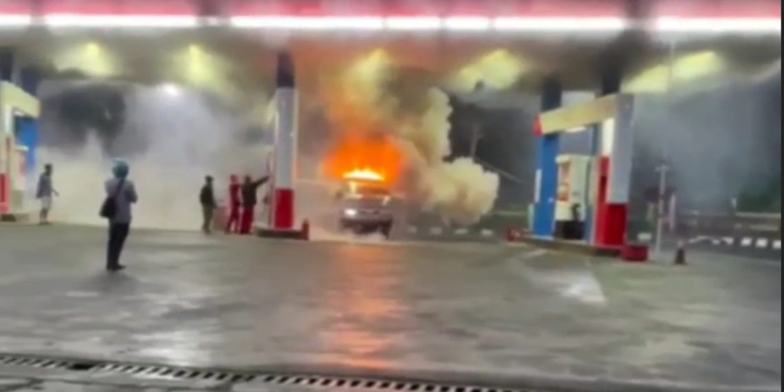 Sebuah Minibus Terbakar di SPBU Cikamuning Padalarang