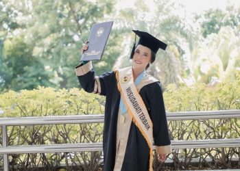 Gemilang dalam Prestasi: Kisah Sukses Endah Marlovia Mahasiswi Terbaik UNPAS