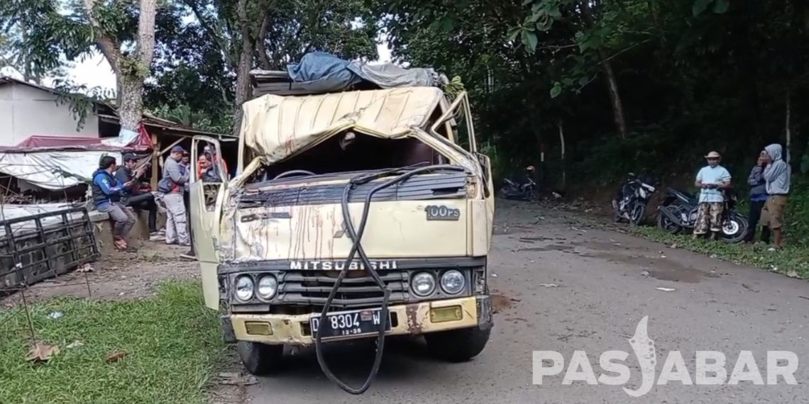 Truk Terbuka Bawa 30 Peziarah Terguling, 5 Orang Tewas