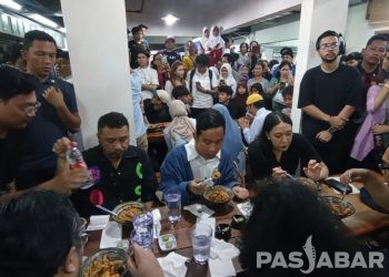 Gibran Rakabuming Sempatkan Makan Seblak Saat Kampanye di Kota Bandung