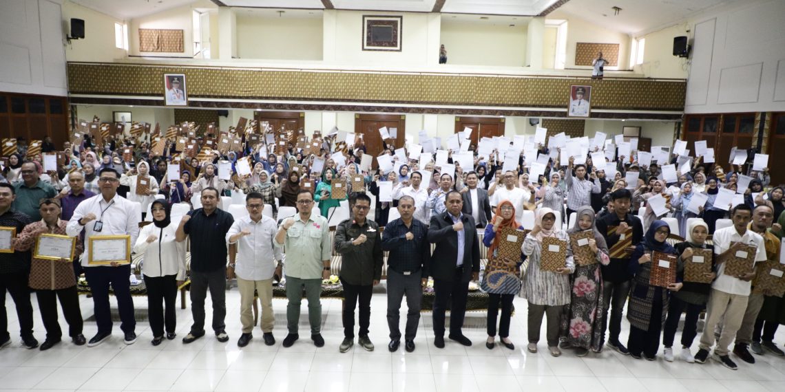 Pemkab Bandung Bagikan Sertifikat Halal dan HAKI Bagi IKM