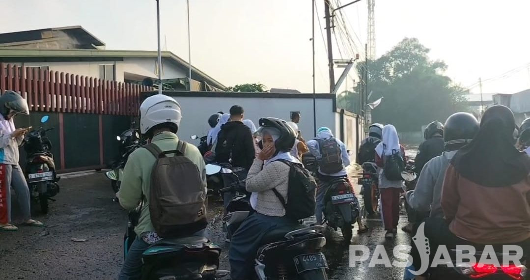 Banjir di Kabupaten Bandung Putus Akses Jalan, Pelajar dan Pekerja Tak Bisa Lewat!