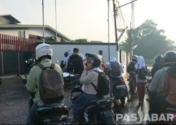 Banjir di Kabupaten Bandung Putus Akses Jalan, Pelajar dan Pekerja Tak Bisa Lewat!
