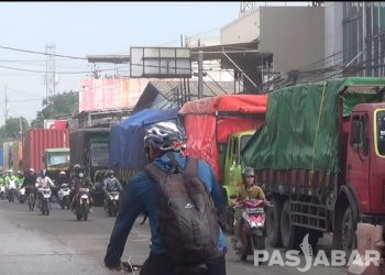 Puluhan Truk Kontainer Tak Bisa Gerak Akibat Banjir Dayeuhkolot