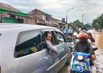 Perusahaan di Dayeuhkolot Gunakan Mobil Kantor untuk Jemput Karyawan yang Terjebak Banjir