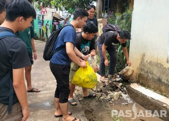 Mahasiswa Unpad Bantu Pembersihan Sisa Lumpur Banjir Di Dayeuhkolot