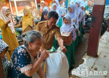 Ajarkan Kepeduliaan Siswa, SMPN 1 Dayeuhkolot Beri Bantuan Korban Banjir Bandang
