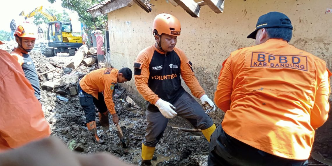 Pasca Banjir di Citeureup, Tim Gabungan Bersihkan Endapan Lumpur dan Sampah