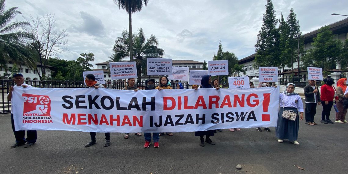 Ijazah Anak Ditahan Sekolah, Puluhan Orang Tua Gelar Aksi Demonstrasi di Gedung Sate