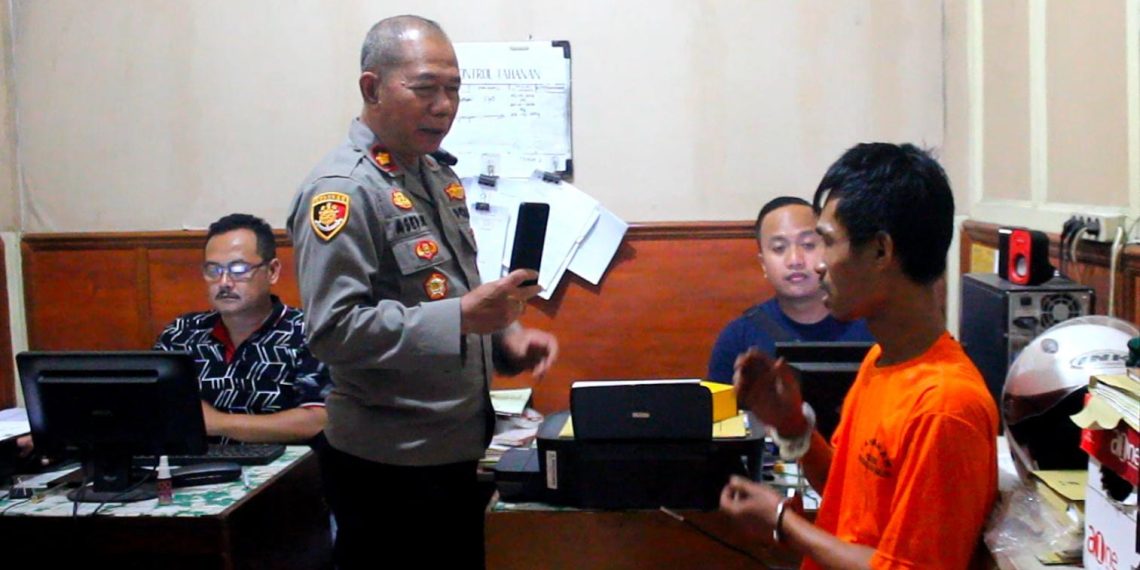 Saat Sambangi Warga, Bhabinkamtibmas Polsek Bojongla Kaler Tangkap Pelaku Jambret