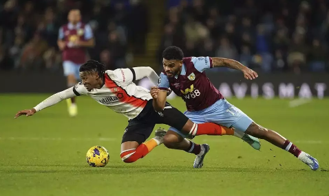 Gol Kontroversial Carlton Morris jadi Penyeimbang Luton Town vs Burnley