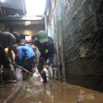 Pasca Banjir Braga, Diskar PB Kota Bandung Bersihkan Sisa Lumpur di Pemukiman Warga