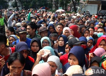 Ratusan Warga Rela Antre Panjang pada Operasi Pasar Beras Murah di Margacinta