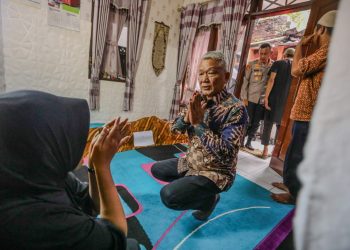 Pj Wali Kota Bandung Takziah ke Rumah Anggota KPPS di Kawaluyaan yang Meninggal