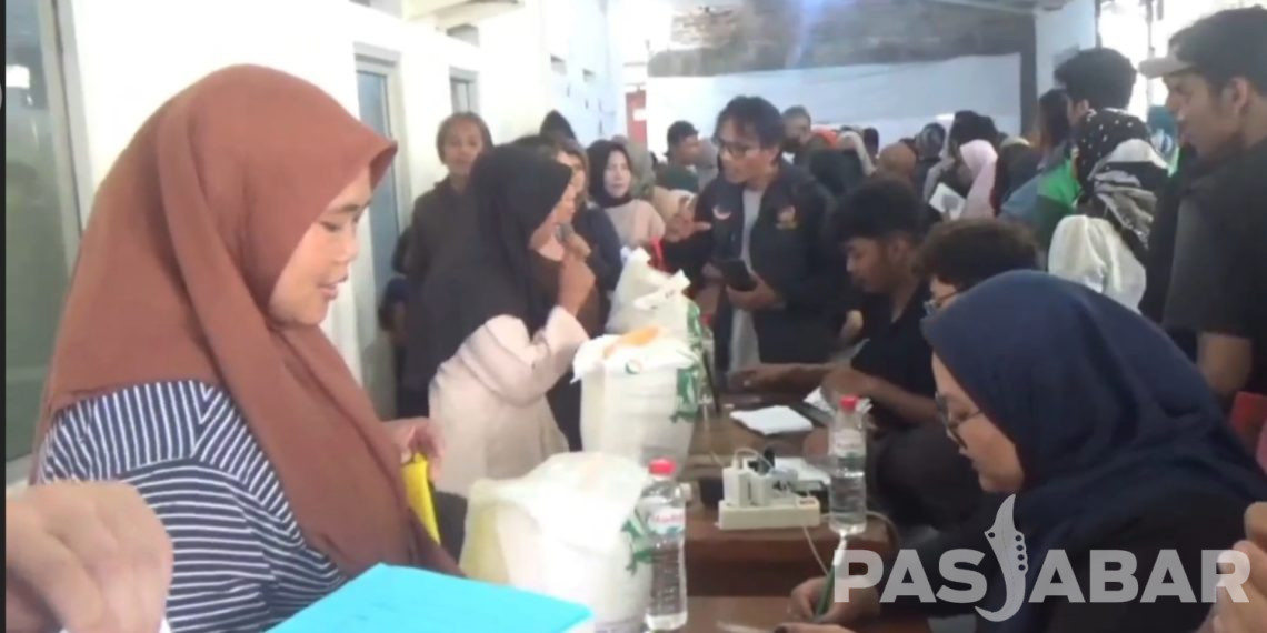 Beras Gratis 10 Kg di Cimahi Diserbu Emak-emak