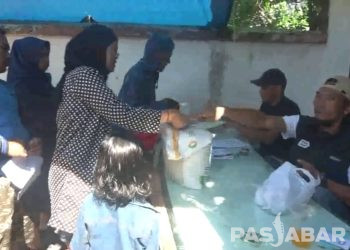 Bantuan Beras 10 Kg di Kantor Pos Padalarang Diberikan Kepada Warga di Lima Desa