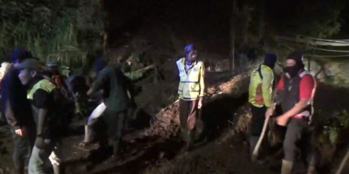 Tebing Setinggi 15 Meter Longsor di Kolonel Masturi