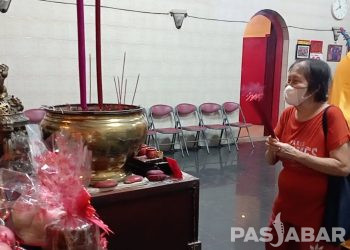 Warga Mulai Beribadah di Vihara Dharma Ramsi Sejak Pagi