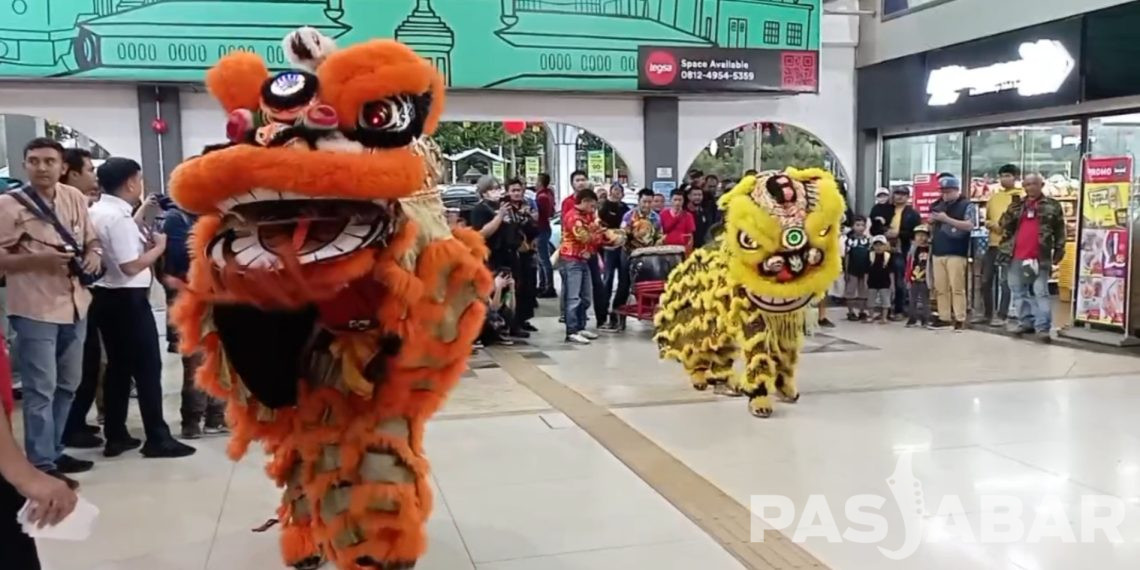 Meriahkan Tahun Baru Imlek, Aktraksi Barongsai Ada di Stasiun Bandung