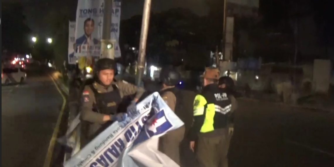 Memasuki Minggu Tenang, Petugas Tertibkan Alat Peraga Kampanye