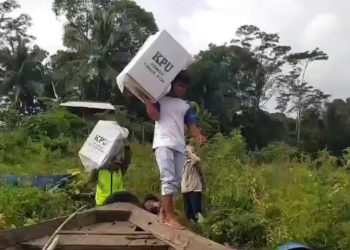Sulit Dijangkau, Pendistribusian Logistik Pemilu Dilakukan Menggunakan Perahu