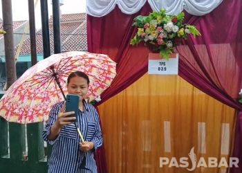 Meski Hujan, TPS Pernikahan di Bandung Dipadati Warga