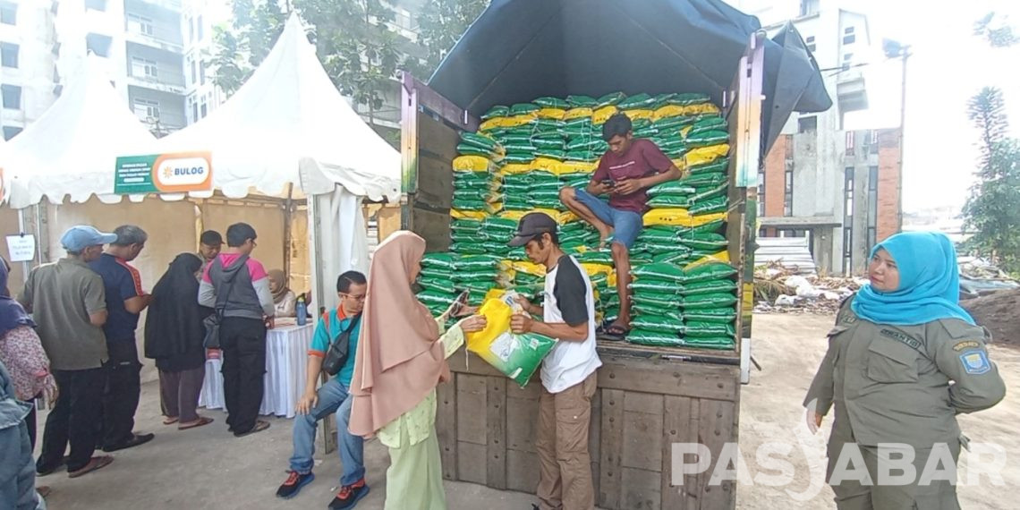 Warga Antre Beras Murah di Kecamatan Bandung Wetan