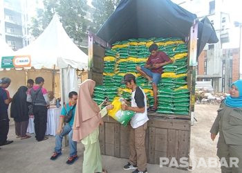 Warga Antre Beras Murah di Kecamatan Bandung Wetan