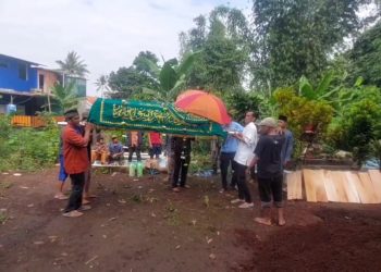 Isak Tangis Mewarnai Pemakaman Anggota KPPS yang Meninggal