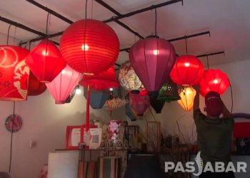 Pengrajin Lampion Imlek di Bandung Kebanjiran Pesanan