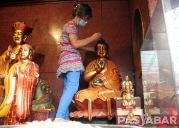 FOTO : JELANG IMLEK PATUNG DEWA-DEWI DIBERSIHKAN