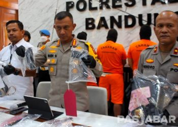 Polrestabes Bandung berhasil menangkap empat pelaku pencurian dengan kekerasan serta penyekapan terhadap dua orang ART dan seorang anak berumur 14 tahun.