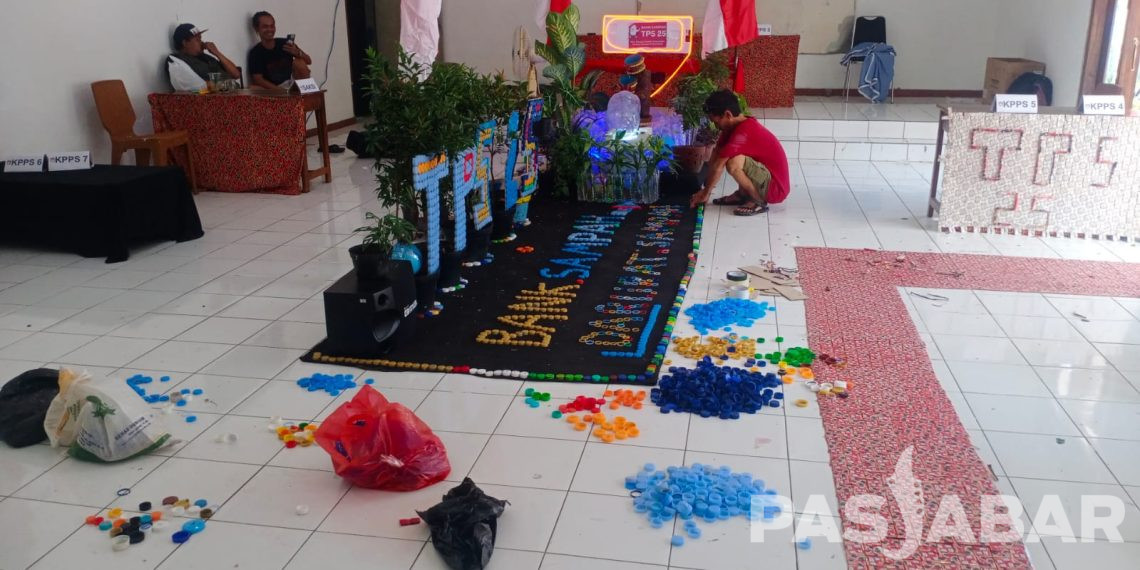 Balai RW 5 Kelurahan Nyengseret Manfaatkan Sampah Plastik untuk Dekorasi TPS