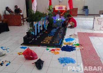 Balai RW 5 Kelurahan Nyengseret Manfaatkan Sampah Plastik untuk Dekorasi TPS