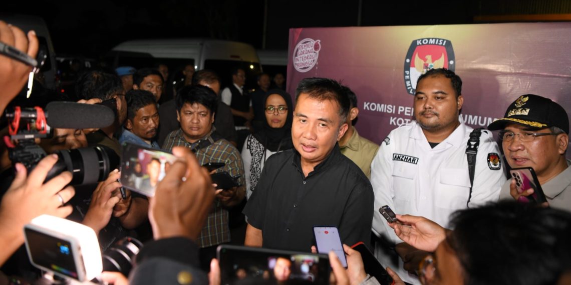 Bey Machmudin Musnahkan Surat Suara Rusak di Gudang KPU Kota Cimahi