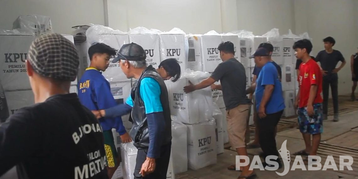 Polisi Kawal Ketat Pengiriman Surat Suara dari PPS ke KPU Kota Bandung