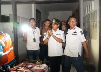 Bupati Bandung Tinjau TPS yang Terdampak Angin Puting Beliung di Rancaekek