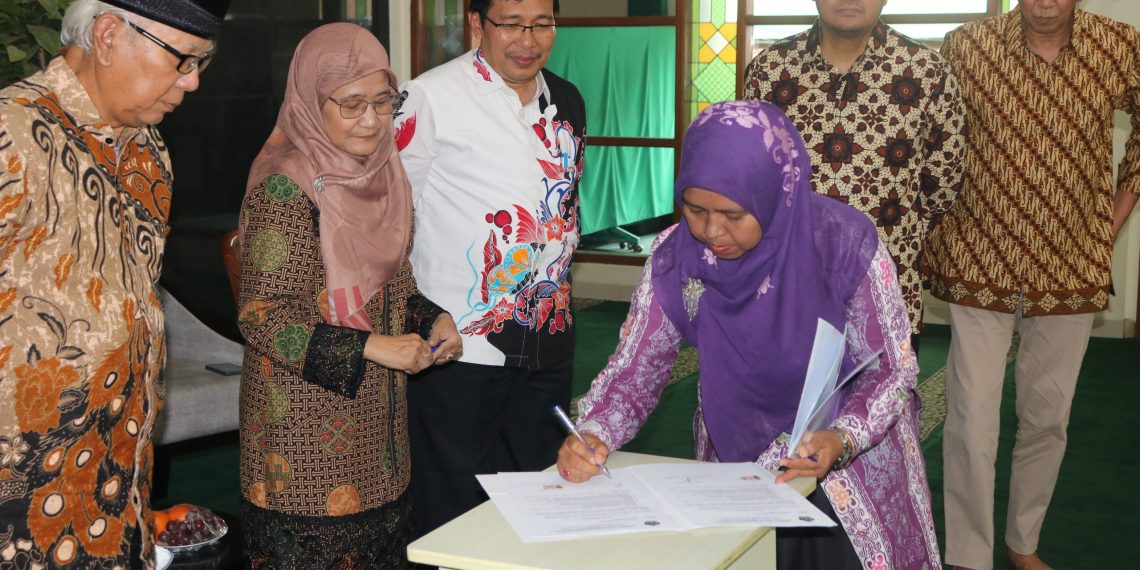Kemenag Beri SK Izin Operasional LAZ Tingkat Jabar pada Laziz Darul Hikam
