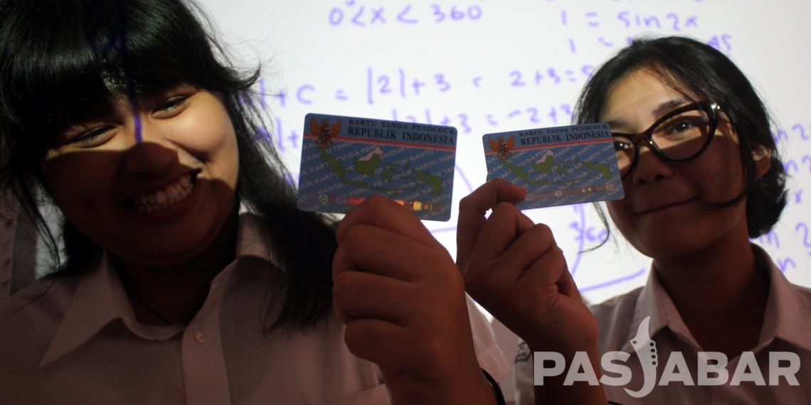 FOTO : PEMBERIAN KTP BAGI SISWA PEMILIH PEMULA
