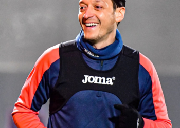 Kritik Kartu Biru, Ozil Ejek Atletico Bisa Main 6 Orang