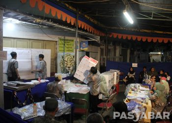 FOTO : PENGHITUNGAN SURAT SUARA BERLANGSUNG HINGGA DINI HARI