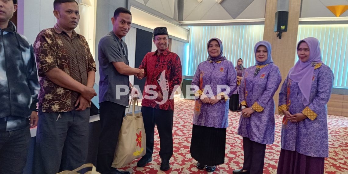IIKU Bagikan 120 Paket Sembako untuk Karyawan Unpas